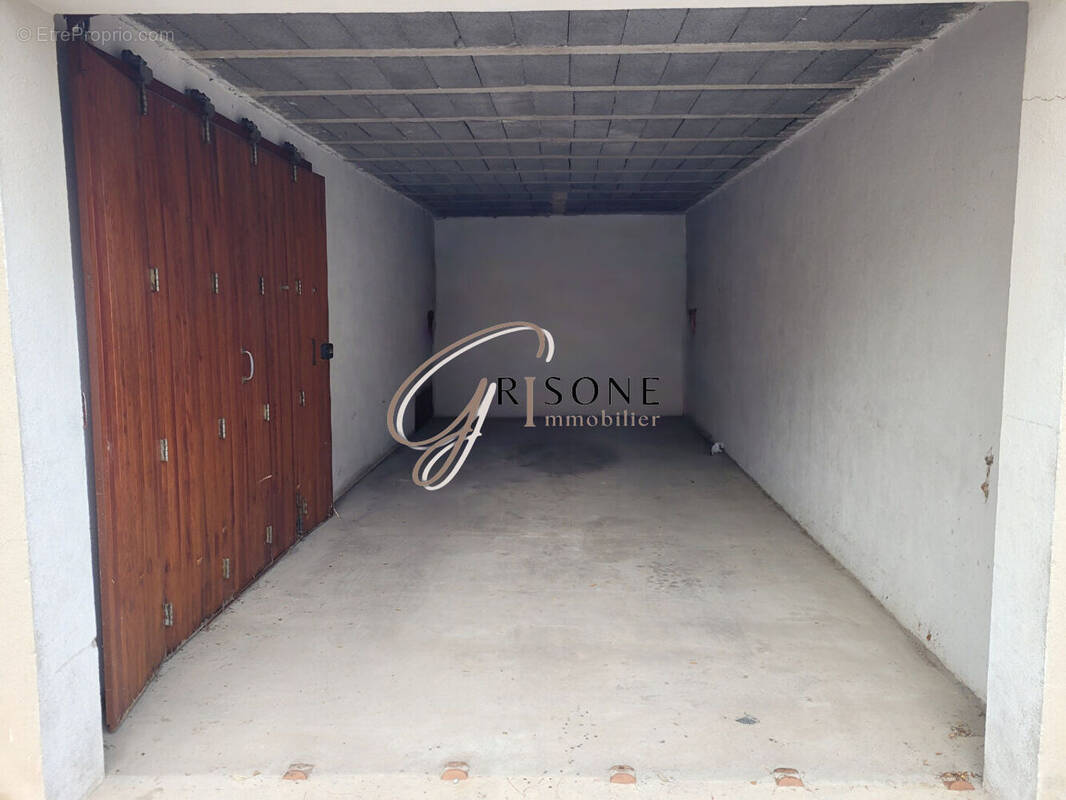 Parking à SIX-FOURS-LES-PLAGES