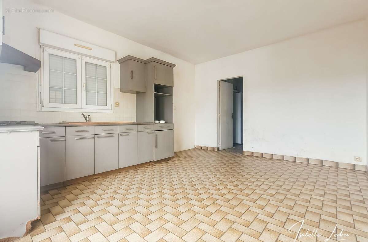 Maison à SAINT-JULIEN-DE-VOUVANTES