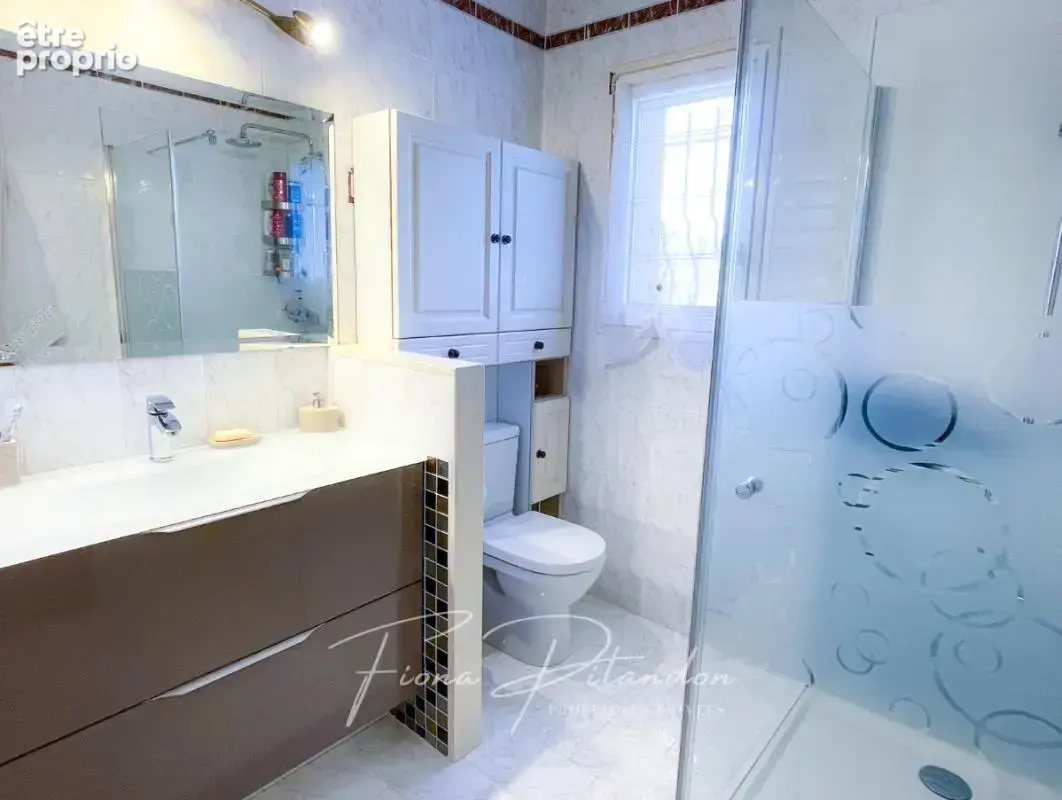 Villa avec piscine et dépendance sur terrain paysager - photo 13