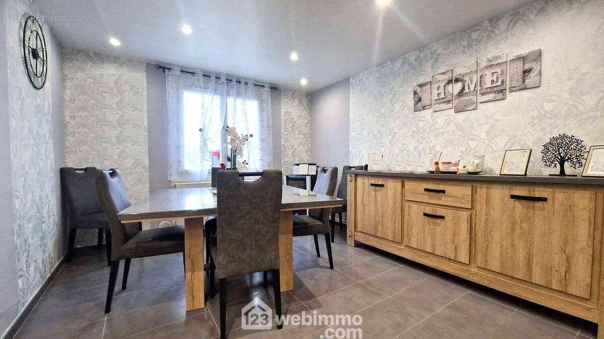 La salle à manger pour y recevoir vos convives - Maison à LAON