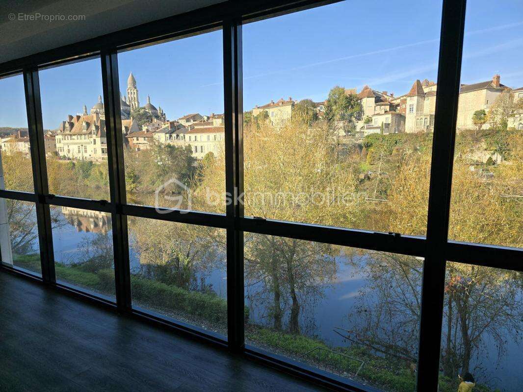 Immeuble de bureaux sur 3 niveaux avec appartement indépendant, opportunité d'investissement rare - photo 17