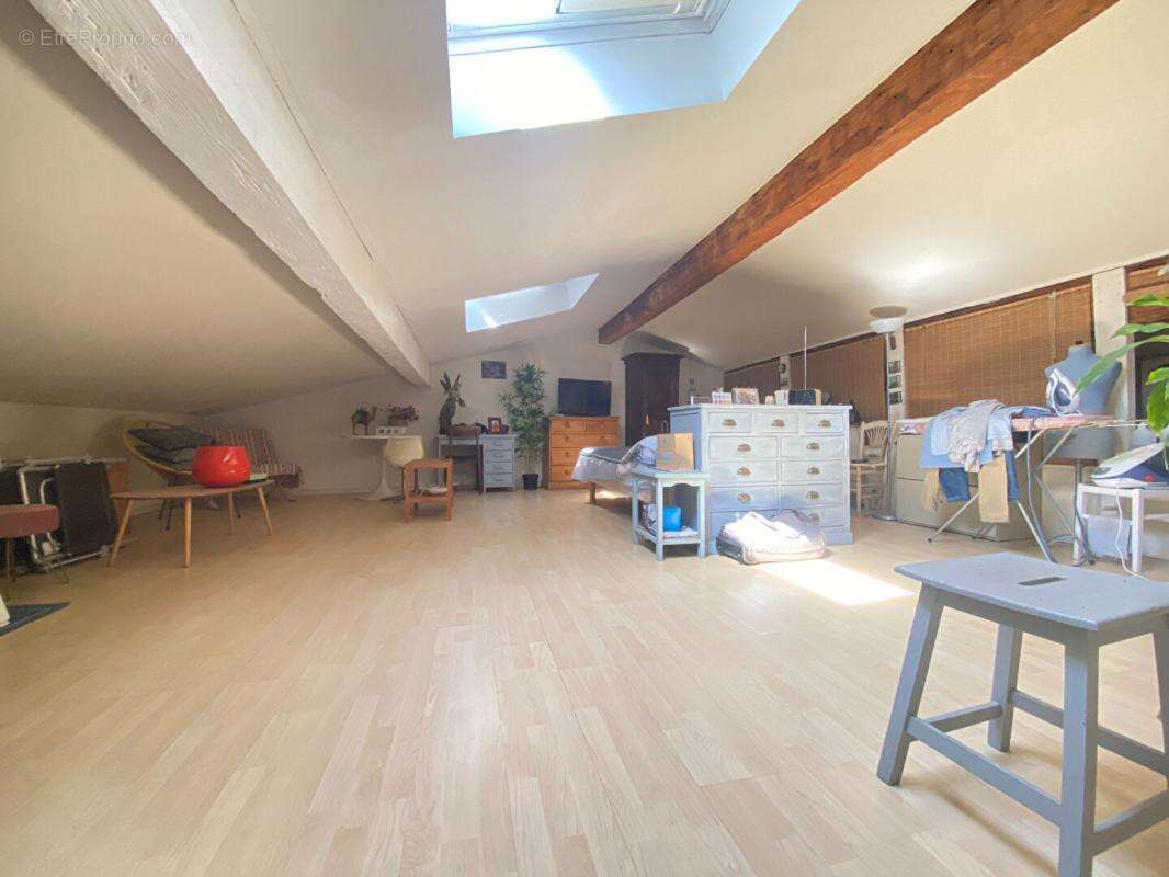 Grand appartement 2 chambres, 3 possibles, avec grande terrasse, grand entrepôt de 134m² qui peut être utilisé en grand garage e - photo 8