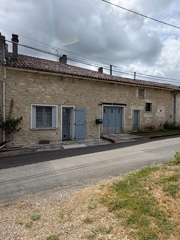 Vouzan. Maison 159 m² avec garages et dépendances - photo 14