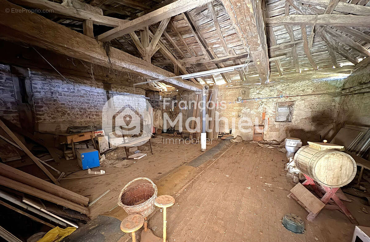 Châtillon-sur-Chalaronne - Maison avec dépendances à rénover sur 1 379 m2 de terrain - photo 9
