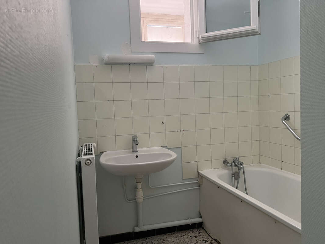 Appartement à BAGNOLS-SUR-CEZE