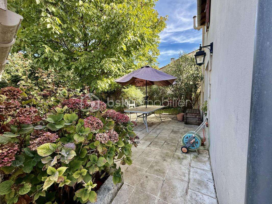 Maison à NIEUL-LES-SAINTES