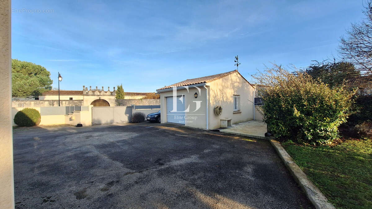 Maison à SAINT-MEME-LES-CARRIERES
