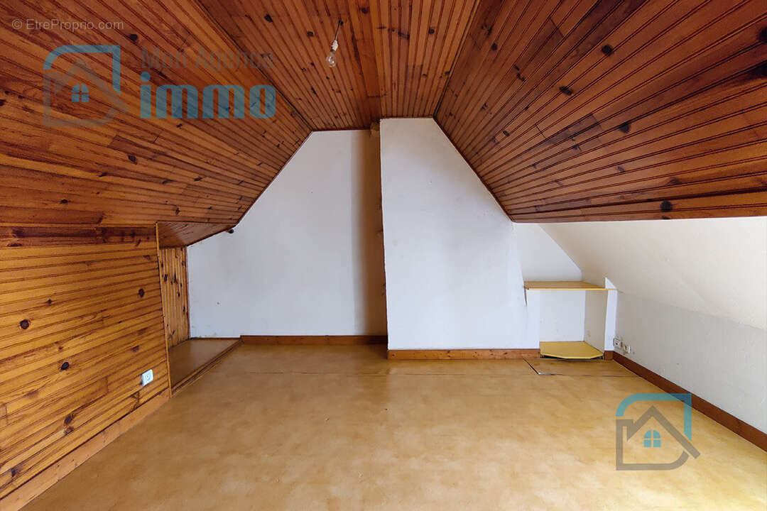 Mehun-Sur-Yèvre (18) - Maison de pierres avec 1 chambre, jardin et garage - photo 3