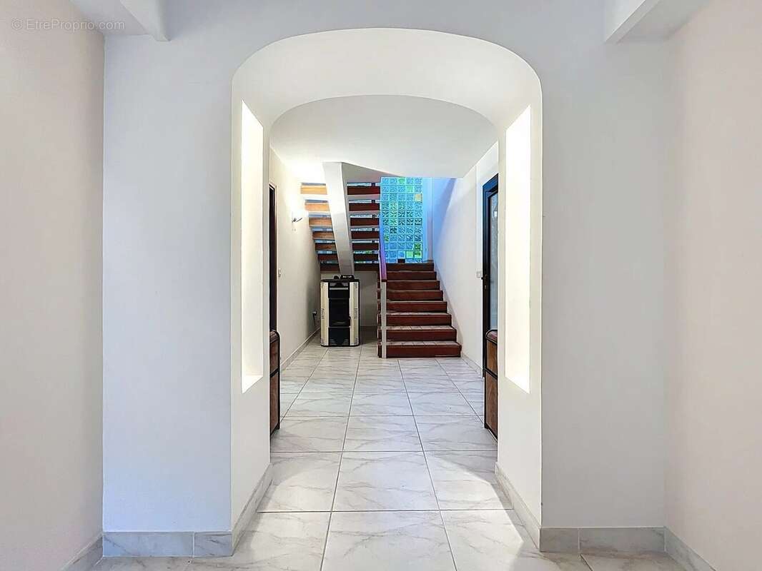 Maison à SAINT-LAURENT-DU-VAR