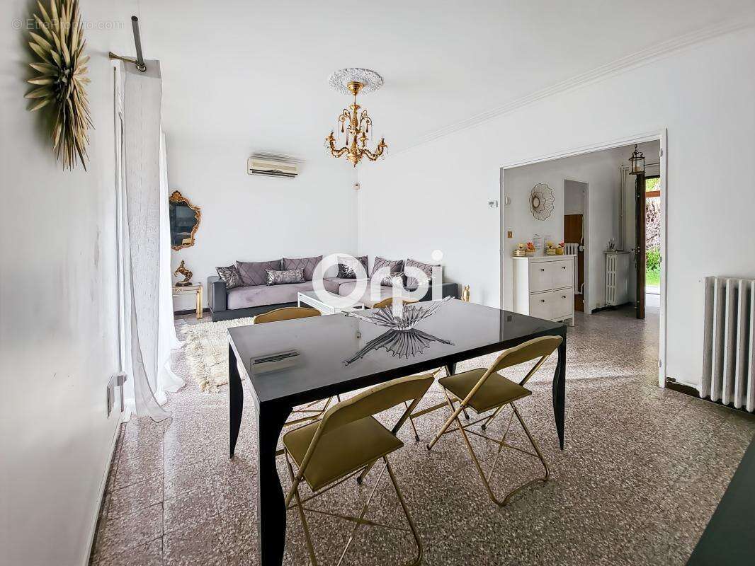 Villa de plain-pied avec piscine, dépendance et terrain plat de 995 m² - photo 5