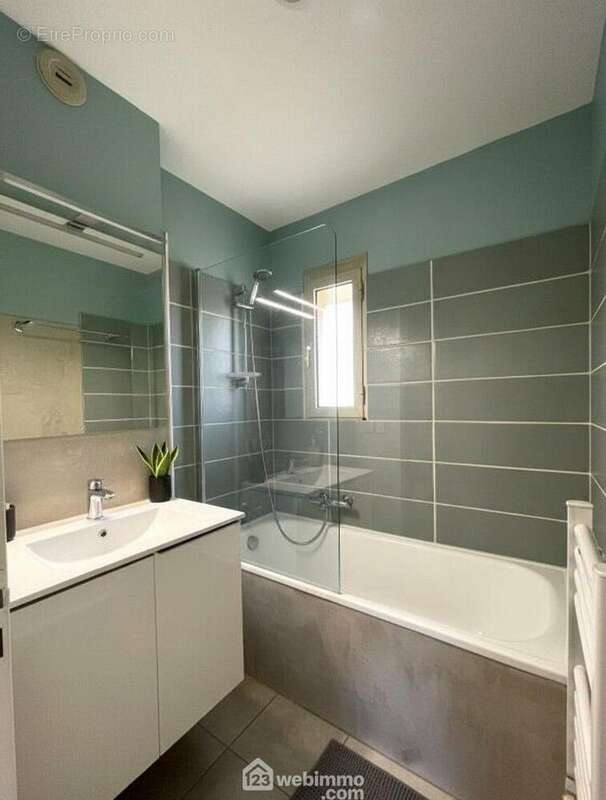 Salle de bain avec fenêtre. - Appartement à SAINTE-MAXIME
