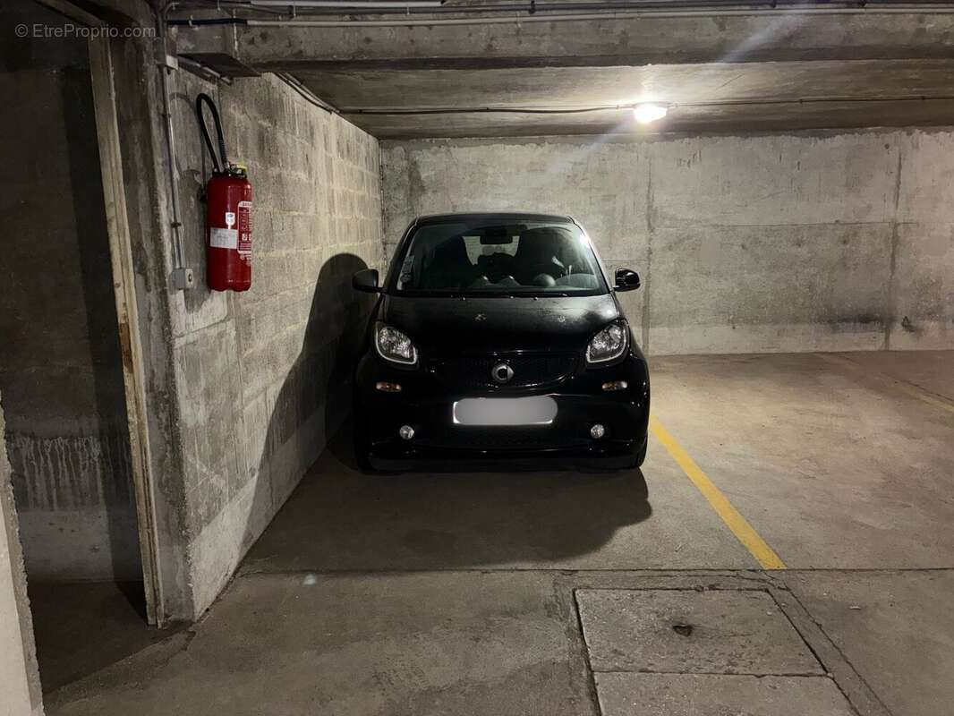 Parking à SAINT-MAUR-DES-FOSSES