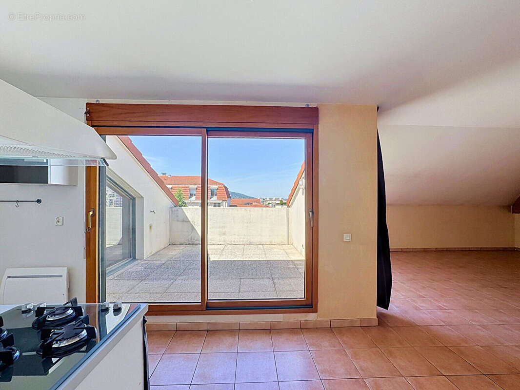 Grand t2 - dernier etage - terrasse - garage - cave - photo 2