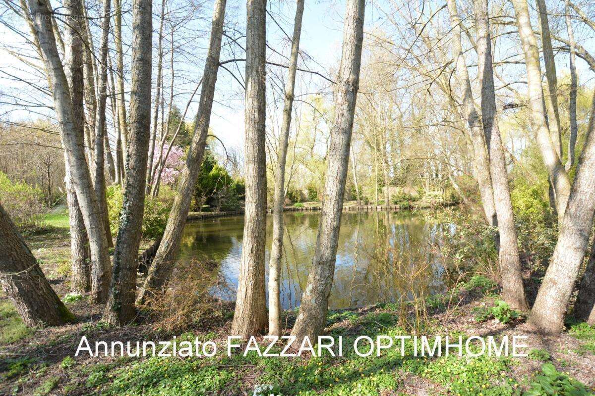 Au cœur d’un domaine clos de 1,5 hectare, ce moulin rénové offre un cadre unique entre étang, rivière et nature préservée - photo 15