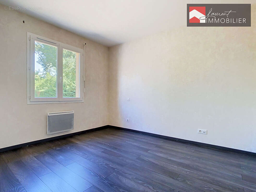 À VENDRE  Jolie villa de plain-pied dans un environnement paisible à Simandre - 190 000 - photo 6