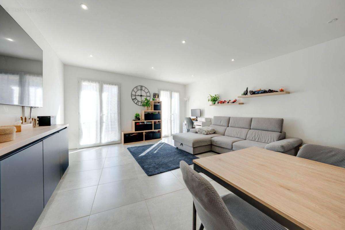 Appartement à SIMIANE-COLLONGUE