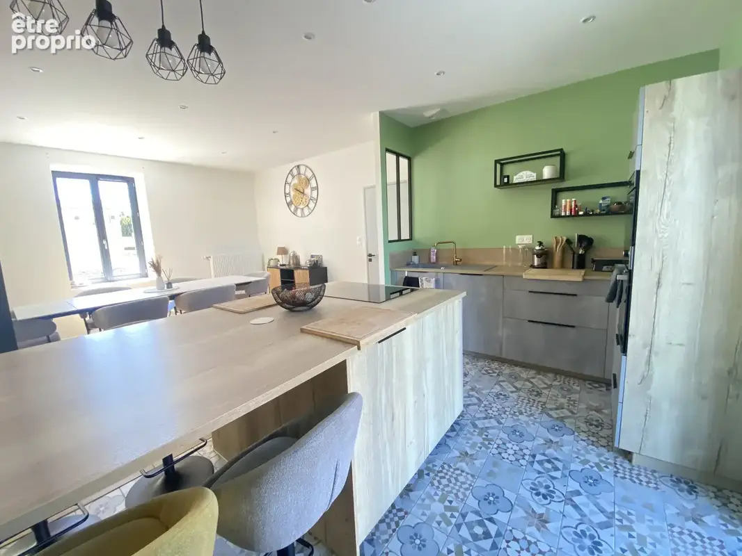 Maison familiale avec piscine à Saint-André-le-Puy — 226 m2 sur 930 m2 clos et arboré - photo 4