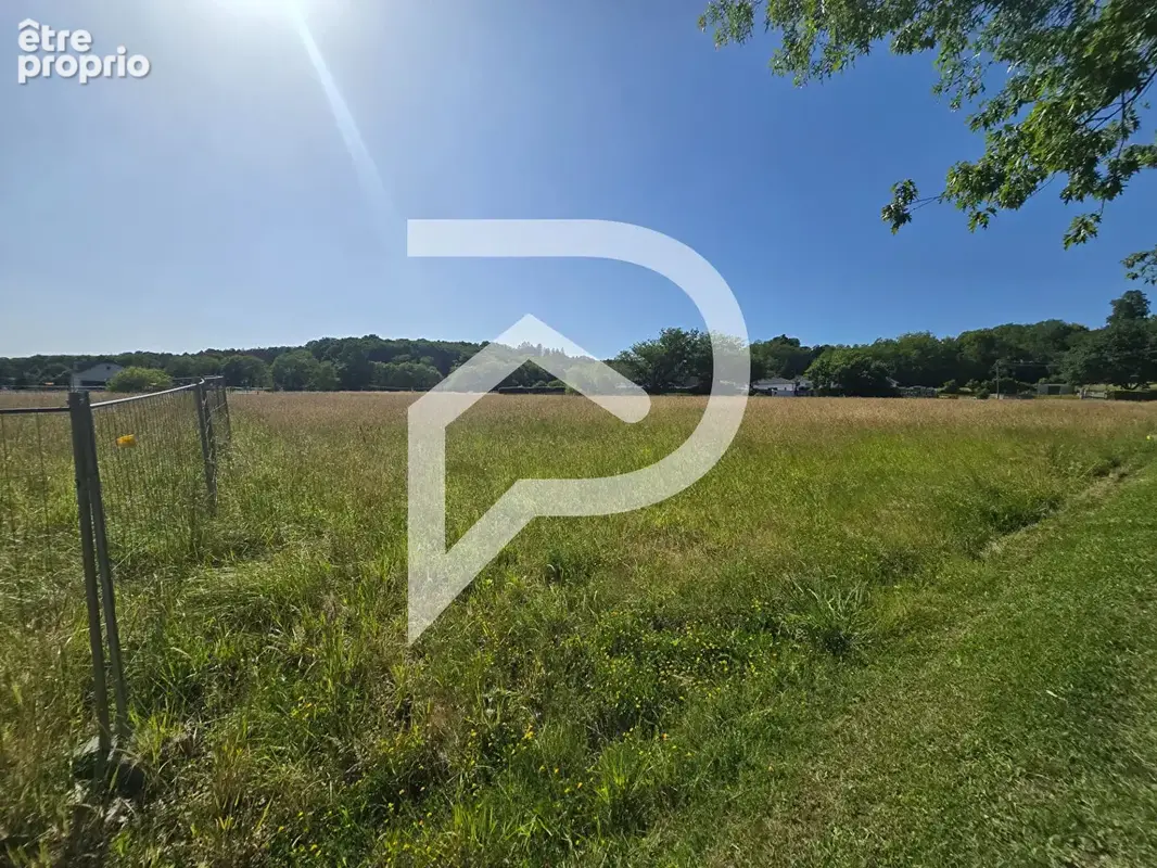 Terrain à bâtir de 600 m² en zone d'activités. - photo 2