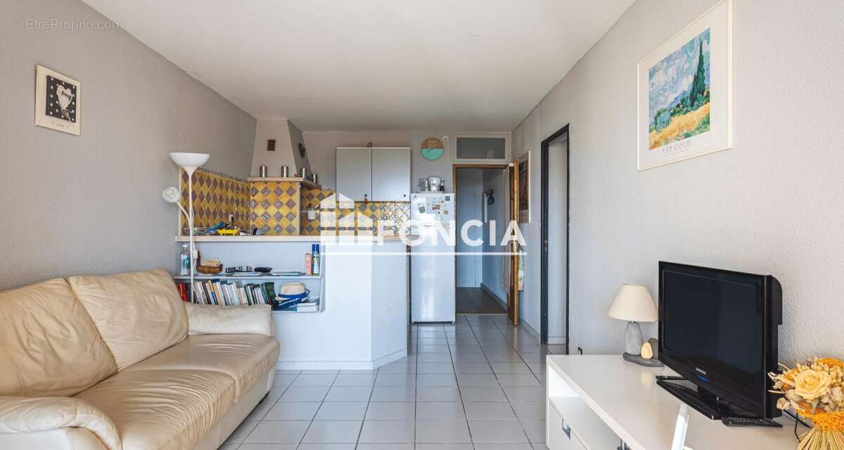 LE LAVANDOU – Spacieux T2 de 47 m² avec piscine, Cave et parking ...tout à pied - photo 3