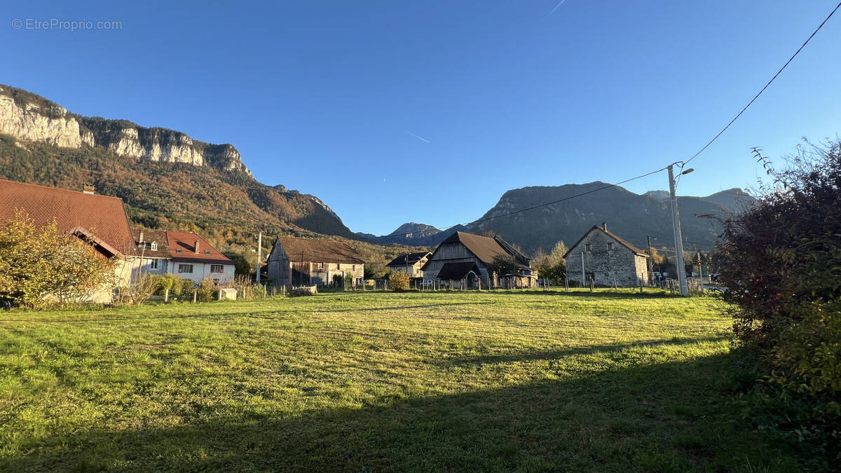 Terrain à SAINT-LAURENT-DU-PONT