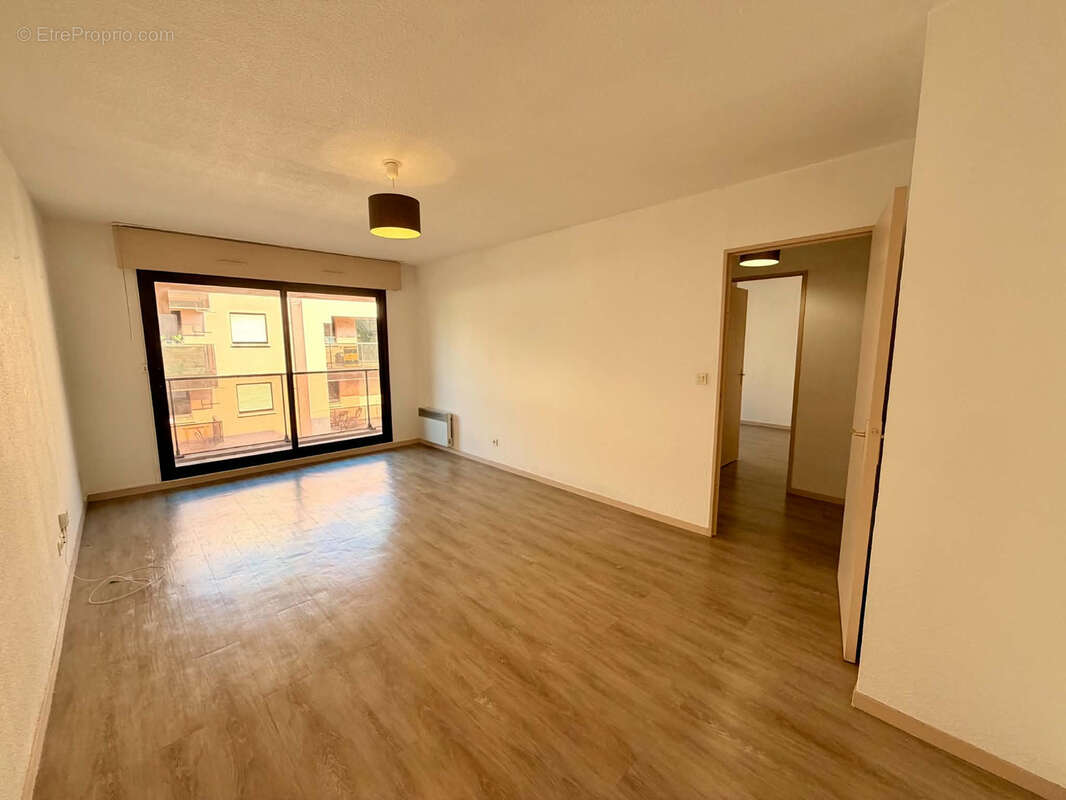 PALAIS DE JUSTICE / ST MICHEL - T2 de 46,43m2 avec balcon et parking - photo 2