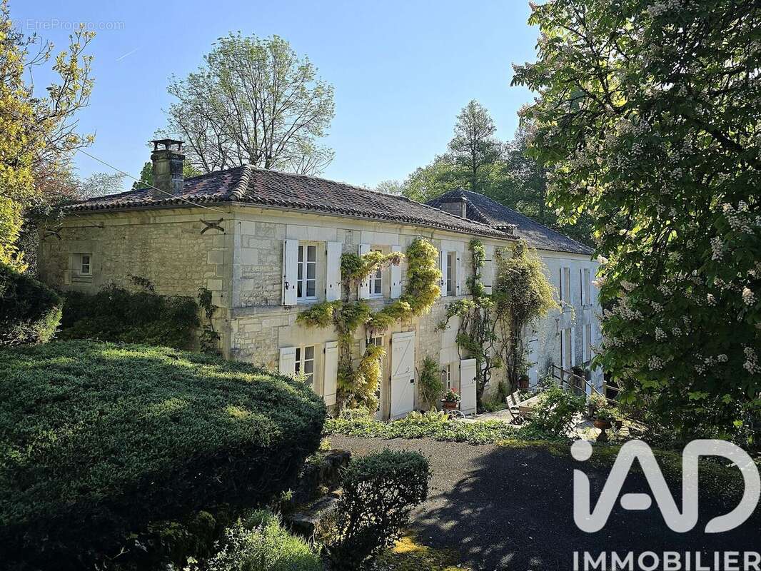 Photo 2 - Maison à GENSAC-LA-PALLUE