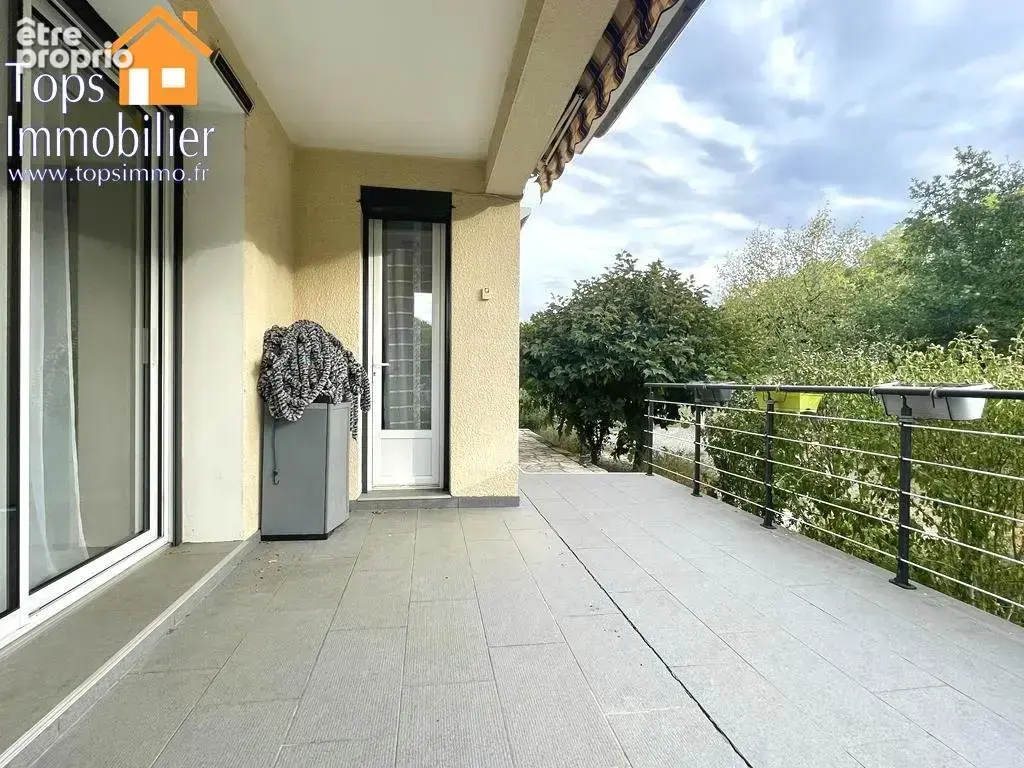 Maison 4 chambres, jardin et garages dans quartier calme à proximité du centre ville - photo 2
