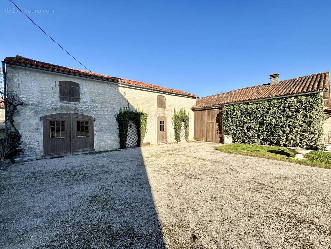 Grande maison de village de caractère avec deux autres propriétés, des dépendances et un jardin clos. - photo 2