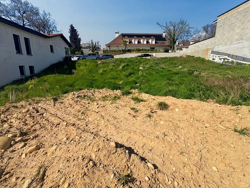 Terrain à LE PEAGE-DE-ROUSSILLON