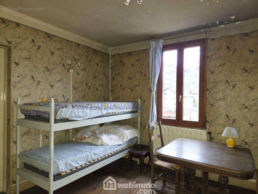 Le premier étage propose 2 chambres en enfilade, - Maison à GRIGNON