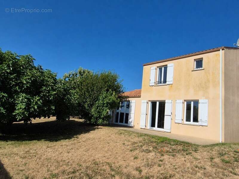 Maison familiale 5 pièces avec jardin clos – Lussant 17430 - photo 17