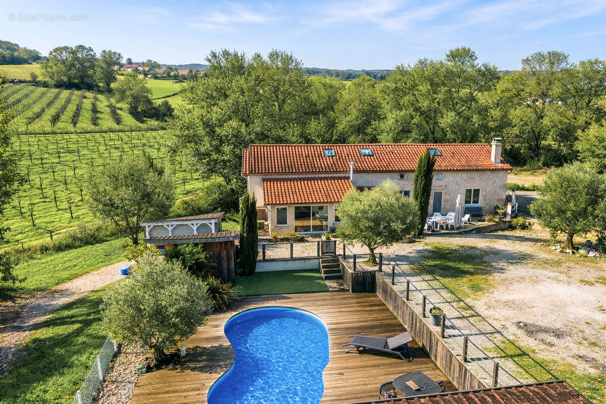 Propriété de campagne avec piscine, dépendances, garage et terrain - photo 2