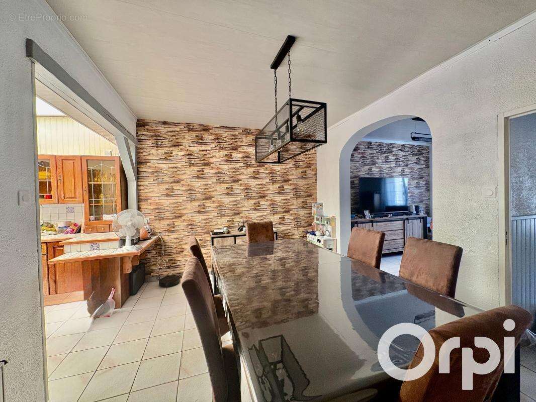  NOUVEAUTÉ À CALAIS – Jolie maison mitoyenne avec extérieur et dépendance  - photo 2