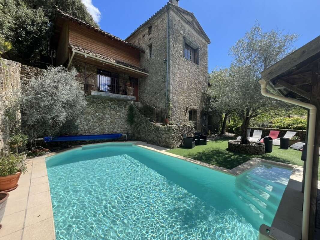 345 m² à Aveze  - photo 2