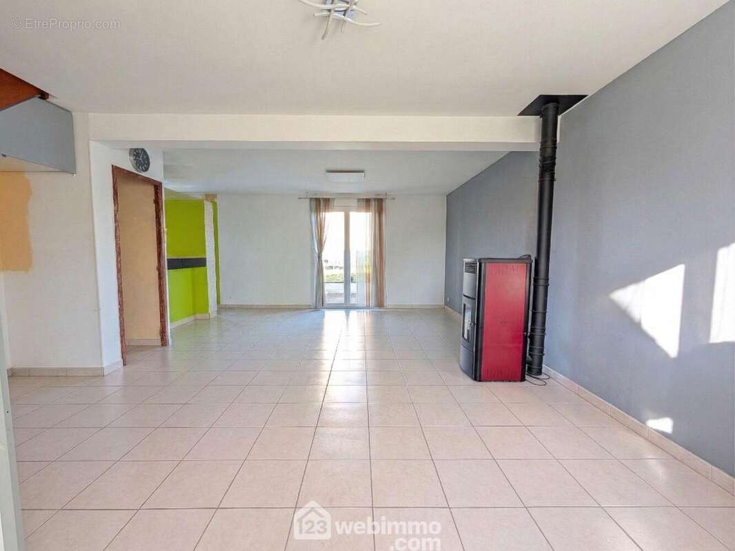 L'entrée s'ouvre sur le salon... - Maison à LA POUEZE
