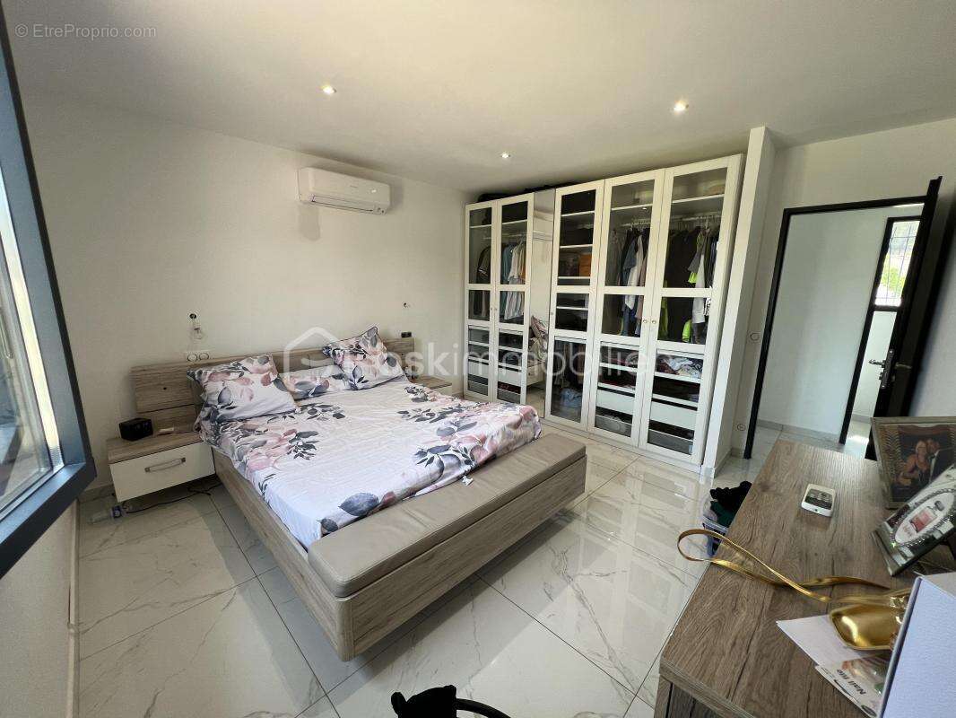 Maison à SAINT-MITRE-LES-REMPARTS