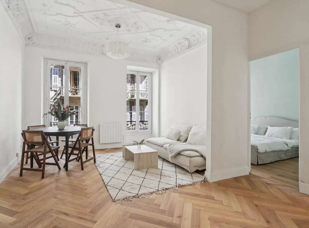 Nice Centre – Élégant appartement bourgeois rénové de 2 à 3 chambres - photo 2