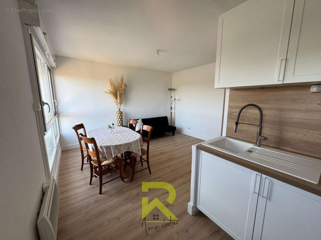 T2 + cabine rénové   résidence avec piscine et parking   richelieu - photo 2