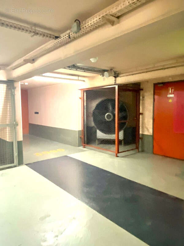 Parking à PARIS-16E