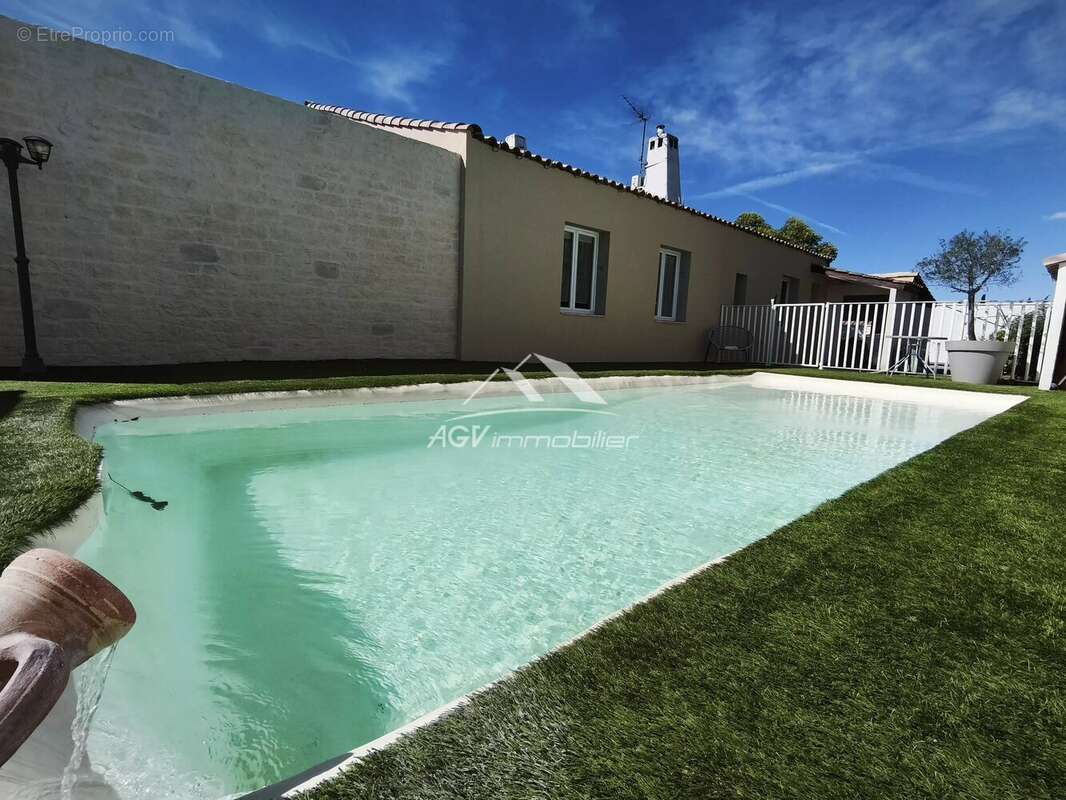 Maison à SAINT-JULIEN-LES-ROSIERS
