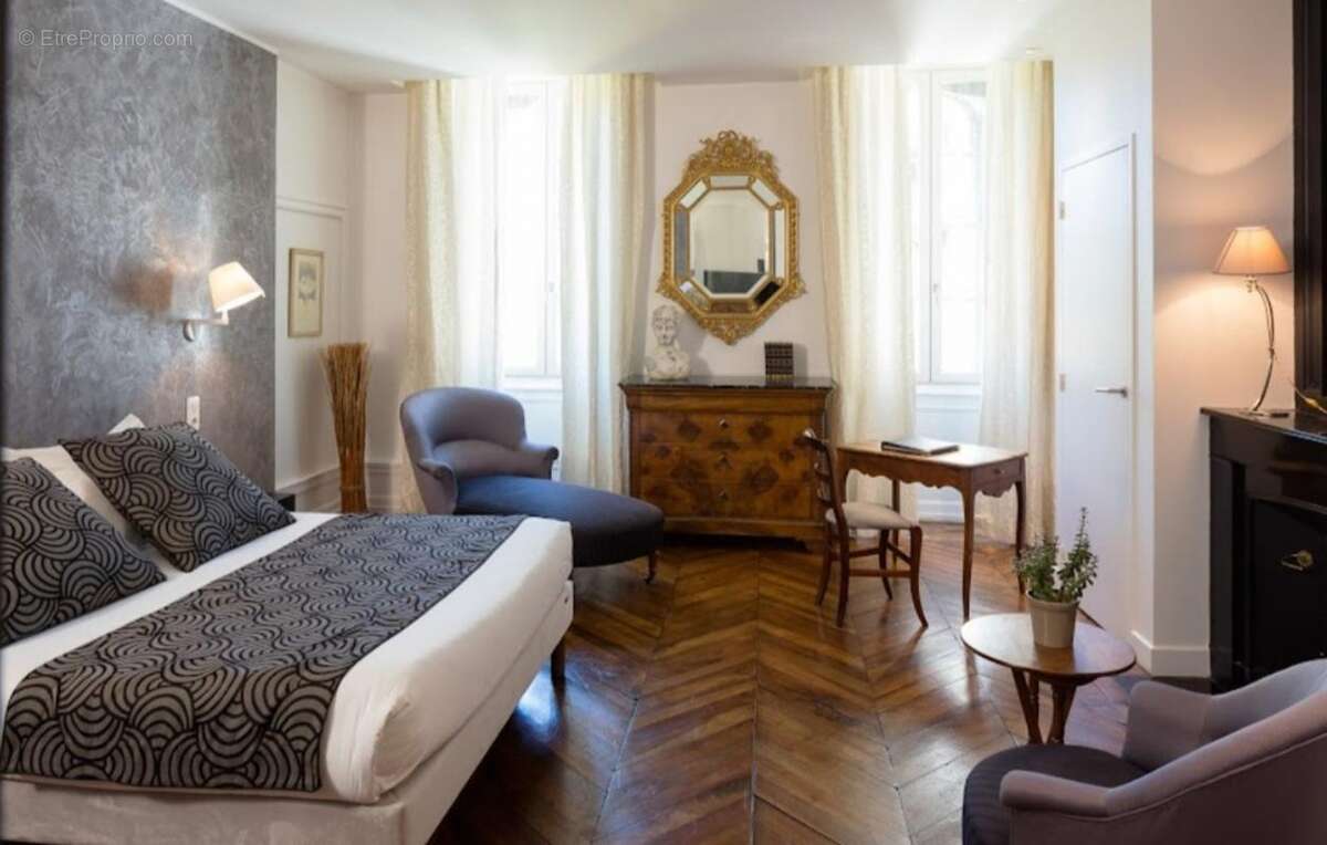 Commerce à CREISSELS