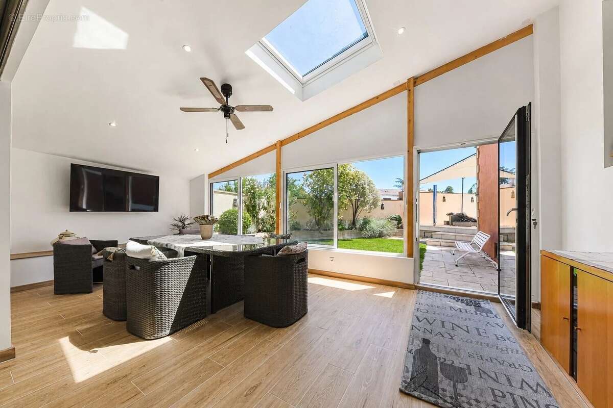 Maison méridionale de plain-pied de 167 m² avec jardin et piscine à 3.5 km du centre d’Uzès - photo 10