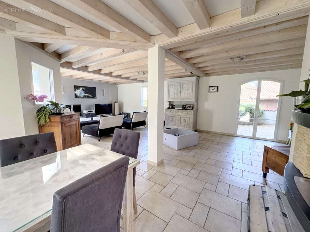 01160   Sur les hauteurs de Pont-d'Ain : Maison familiale rénovée avec dépendance de 300 m2 et garage de 70m2 - photo 8