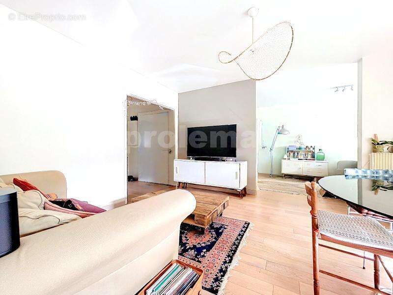 APPARTEMENT_T4_TRANSFORMEE_EN_T3_IMMO_PROLEMAN_COLLONGES_SOUS_SALEVE_BELLES_PRESTATIONS_RENOVEE_BEAUX_VOLUMES_PIED_DE_LA_DOUANE_Veyrier_geneve_TRAM_CEVA_frontiere_Suisse_rangement_pièce_de_vie_séjour_cuisine - Appartement à COLLONGES-SOUS-SALEVE