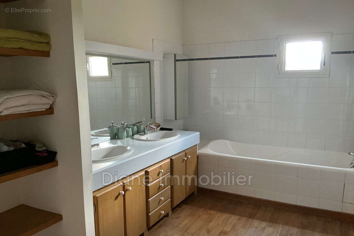 Appartement 215 m² à Nimes  - photo 9