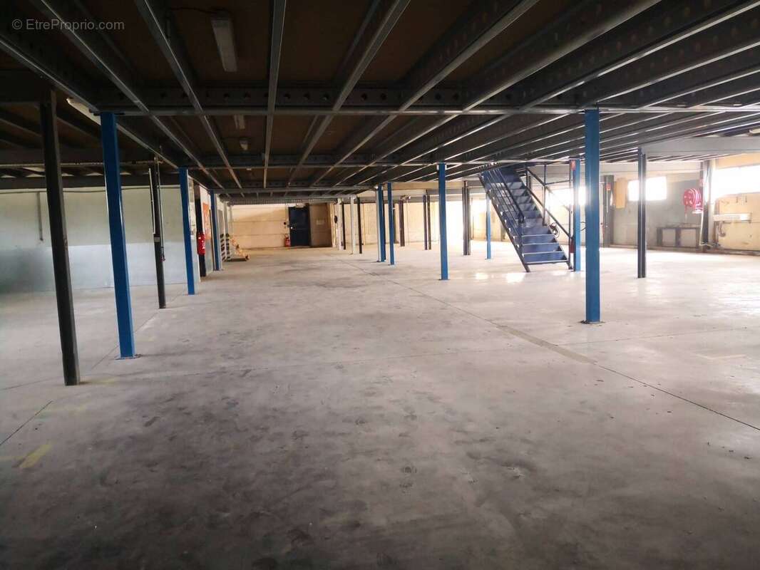 A vendre la Farlède local d'activité de 1900 m2 sur 2250 m2 de terrain - photo 6