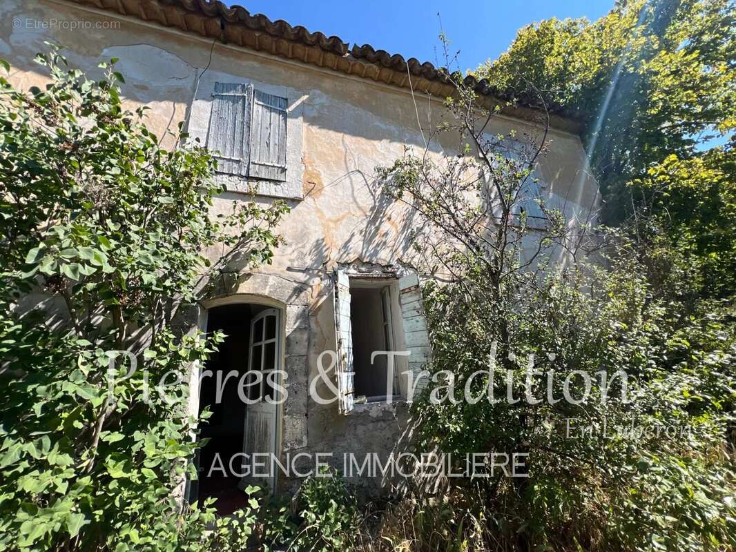 Luberon, bâti ancien à rénover sur plus d'un hectare de terrain proche commodités - photo 8