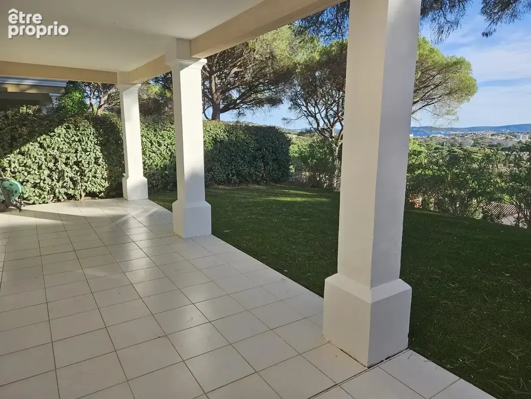 SOUS OFFRE - Exclusivité - Sainte-Maxime - Villa mitoyenne avec aperçu  mer, dans domaine sécurisé avec piscine - photo 17