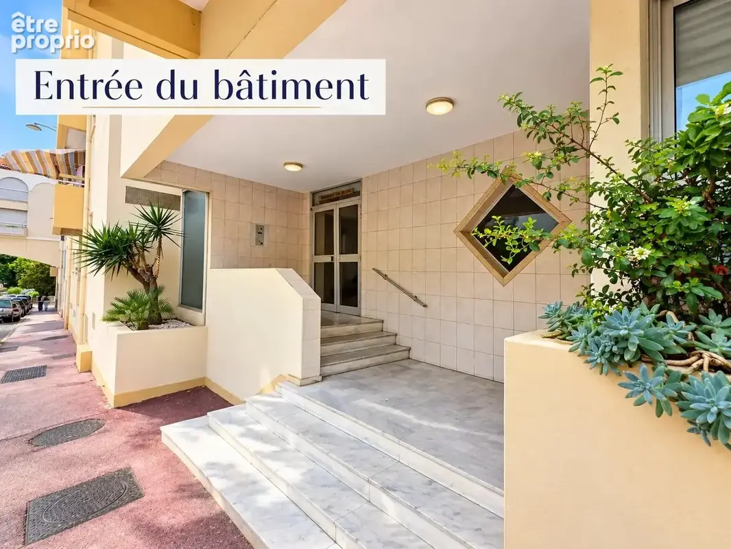 Hyères centre-ville – Grand T2 de 53,62 m² avec terrasse, garage et cave - photo 14