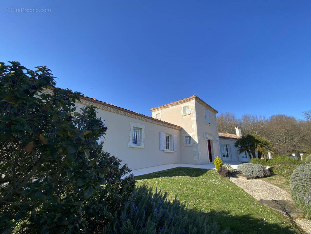 facade3 - Maison à BARBEZIEUX-SAINT-HILAIRE